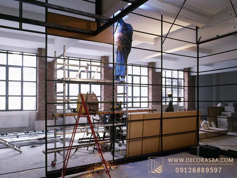 بازسازی تجاری کارگر درحال جوشکاری