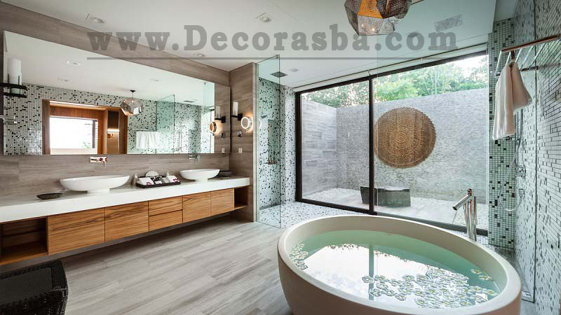 طراحی داخلی حمام ویلا با در شیشه ای و وان حمام لوکس و آینه بزرگ