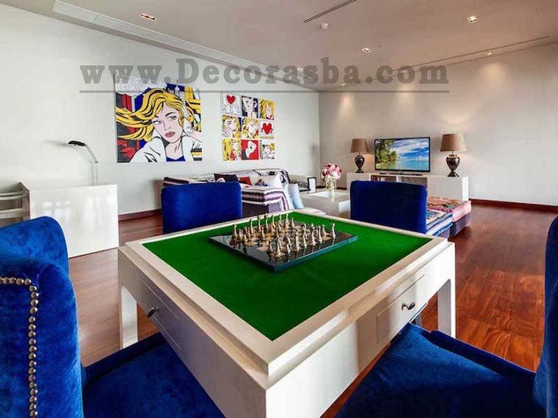 اتاق بازی و سرگرمی در دکوراسیون داخلی خانه ویلایی ؛ میز شطرنج و تلویزیون با پارکت چوبی