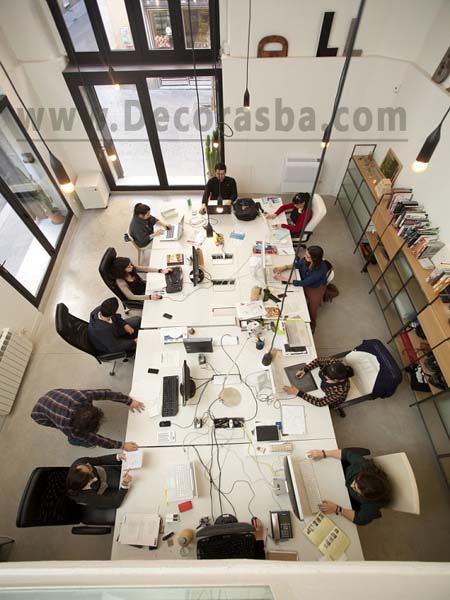 نمایی از بالا از دفتر کار و رعایت حفظ ایمنی پرسنل در بازسازی دفتر کار و ساختمان اداری