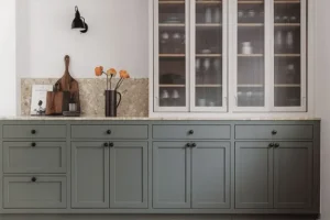 +10 دکوراسیون آشپزخانه چوبی + (بررسی بهترین متریال و سبک های طراحی) 80 قفسه چوبی آشپزخانه