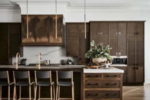 +10 دکوراسیون آشپزخانه چوبی + (بررسی بهترین متریال و سبک های طراحی) 71 میز صندلی آشپزخانه چوبی