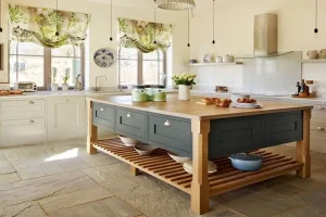 +10 دکوراسیون آشپزخانه چوبی + (بررسی بهترین متریال و سبک های طراحی) 78 میز چوبی آشپزخانه