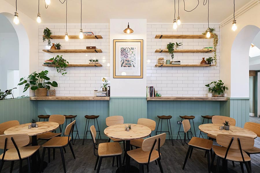 دکوراسیون کافه (+15 ایده ترند دیزاین دکور کافه قهوه) 77 دیزاین دکور کافه با عناصر طبیعی و گیاهان