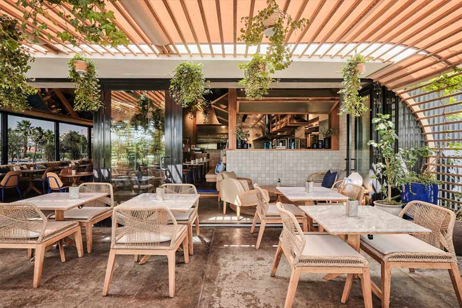 دکوراسیون کافه (+15 ایده ترند دیزاین دکور کافه قهوه) 81 طراحی دکور فضای بیرونی کافه رستوران