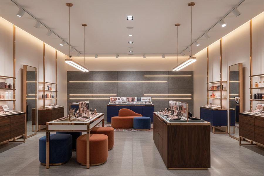 دکوراسیون لوازم آرایشی و بهداشتی + (مشاوره، طراحی و اجرا) 91 چیدمان و قفسه بندی اصولی دکوراسیون لوازم آرایشی و بهداشتی