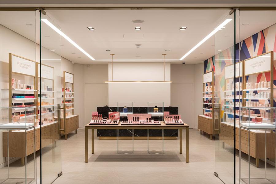 دکوراسیون لوازم آرایشی و بهداشتی + (مشاوره، طراحی و اجرا) 95 دکور مغازه لوازم ارایشی