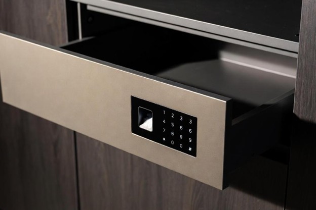 کشو مخفی کمد دیواری و کابینت؛ بررسی +12 ایده خلاقانه و امن 59 کشو مخفی با قفل اثر انگشتی و دیجیتال