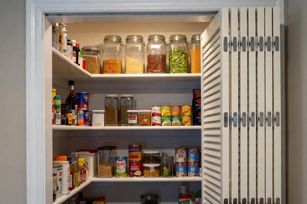 پنتری چیست | +20 مدل جذاب و راهنمای طراحی پنتری آشپزخانه 66 پنتری یکپارچه با کابینتهای بدون دستگیره