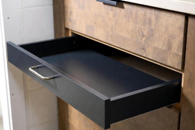 کشو مخفی کمد دیواری و کابینت؛ بررسی +12 ایده خلاقانه و امن 52 کشو مخفی کابینت مدل پاخور (Toe Kick)