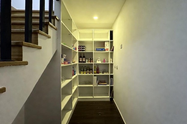 پنتری چیست | +20 مدل جذاب و راهنمای طراحی پنتری آشپزخانه 58 پنتری داخل فضای زیرپله