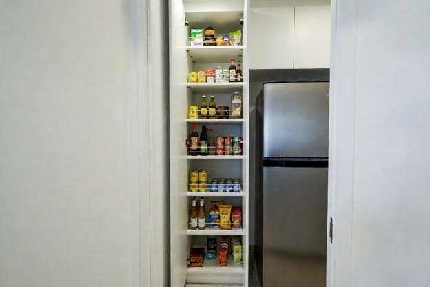 پنتری چیست | +20 مدل جذاب و راهنمای طراحی پنتری آشپزخانه 59 سوپر باریک بین یخچال و دیوار