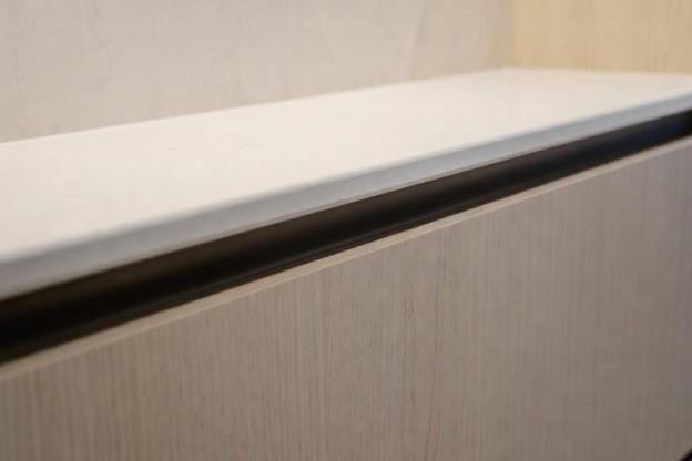 کشو مخفی کمد دیواری و کابینت؛ بررسی +12 ایده خلاقانه و امن 55 کشو مخفی زیر سطح میز یا جزیره آشپزخانه