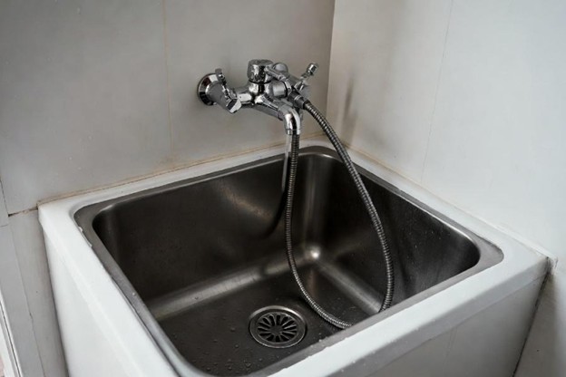 لاندری چیست؟ + اصول چیدمان و لیست تجهیزات لاندری روم 52 سینک ظرفشویی عمیق و شیرآلات شلنگ دار